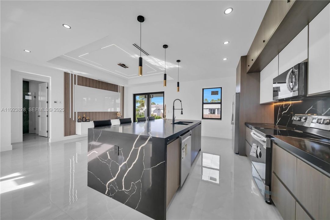 На продажу: $379,900 (3 спален, 3 ванн, 0 Квадратных фут)