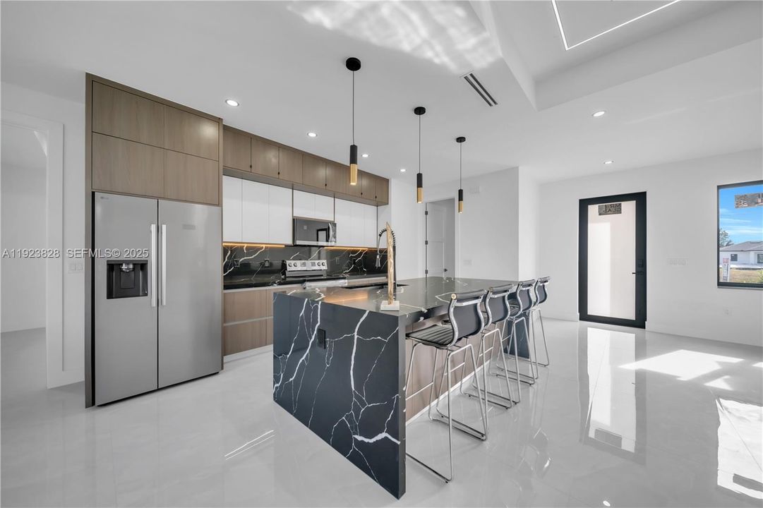 На продажу: $379,900 (3 спален, 3 ванн, 0 Квадратных фут)