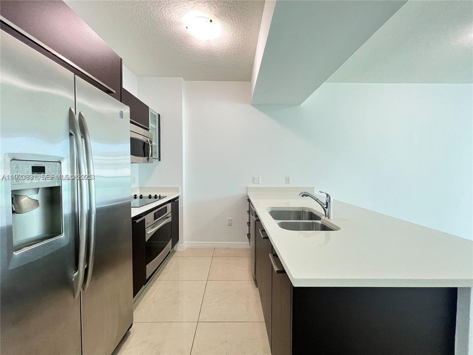 For Sale: $400,000 (1 beds, 1 baths, 693 Square Feet)
