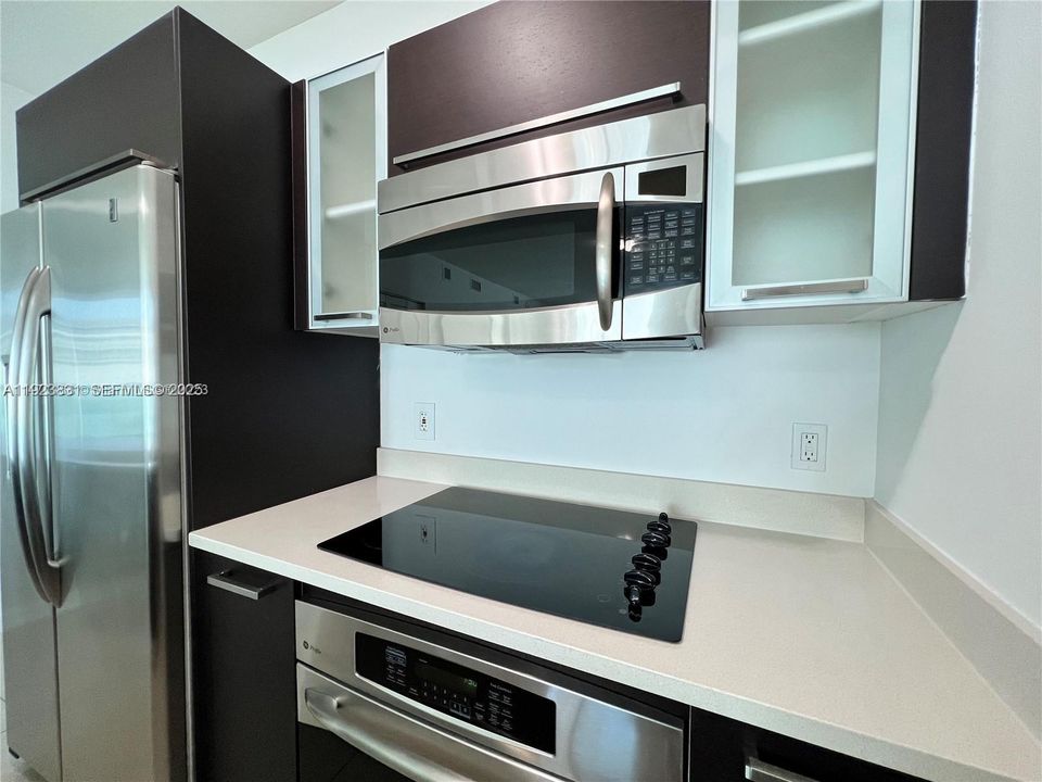 For Sale: $400,000 (1 beds, 1 baths, 693 Square Feet)