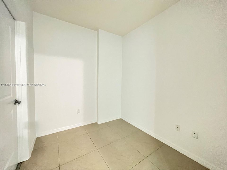 For Sale: $400,000 (1 beds, 1 baths, 693 Square Feet)