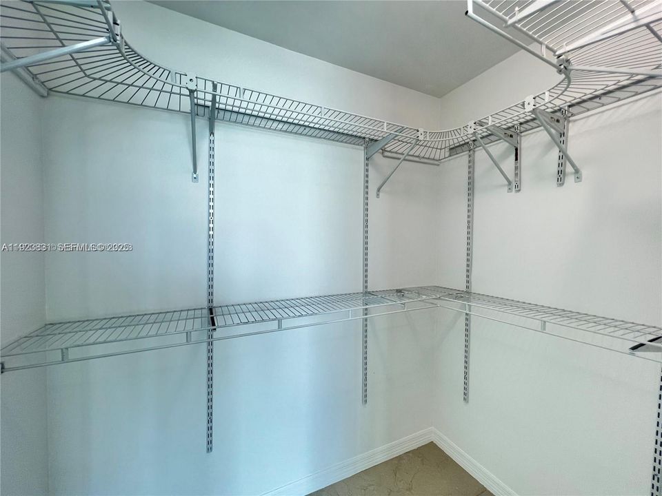 For Sale: $400,000 (1 beds, 1 baths, 693 Square Feet)