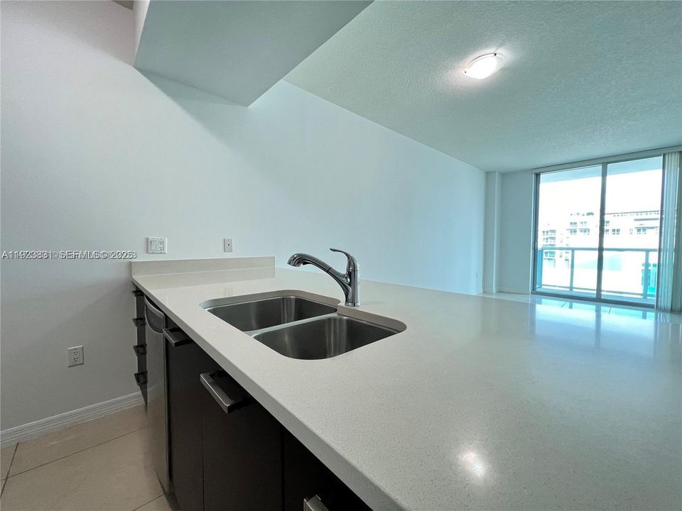For Sale: $400,000 (1 beds, 1 baths, 693 Square Feet)