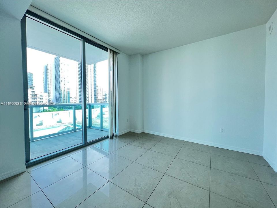 For Sale: $400,000 (1 beds, 1 baths, 693 Square Feet)