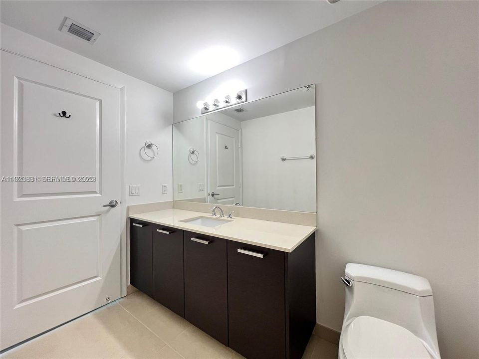 For Sale: $400,000 (1 beds, 1 baths, 693 Square Feet)