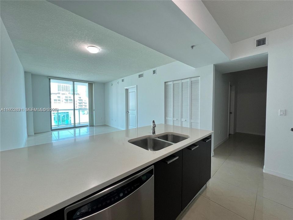 For Sale: $400,000 (1 beds, 1 baths, 693 Square Feet)
