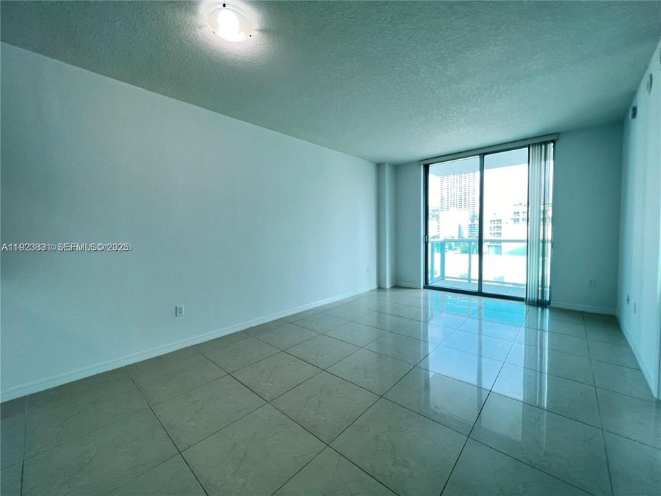 For Sale: $400,000 (1 beds, 1 baths, 693 Square Feet)