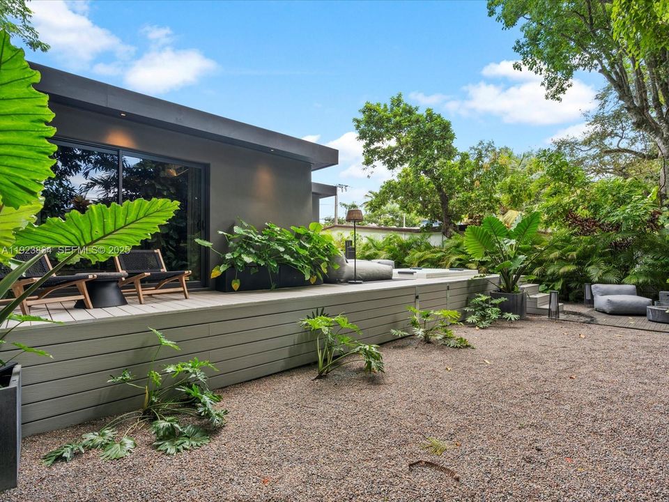 For Sale: $2,480,000 (2 beds, 3 baths, 1094 Square Feet)