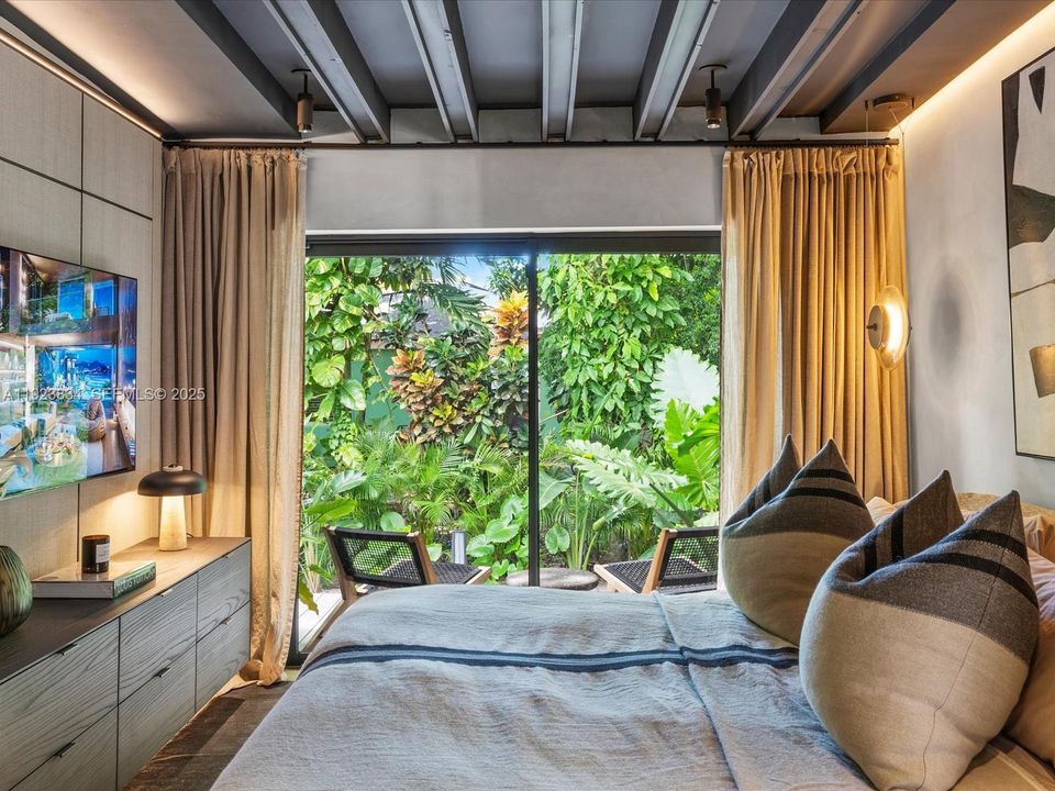 For Sale: $2,480,000 (2 beds, 3 baths, 1094 Square Feet)