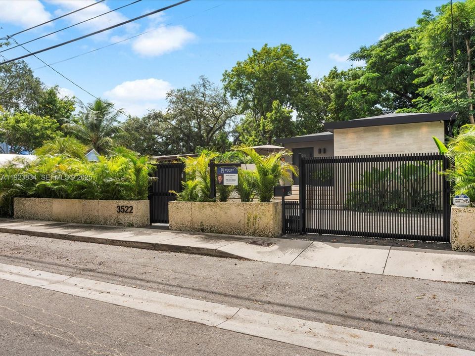 For Sale: $2,480,000 (2 beds, 3 baths, 1094 Square Feet)