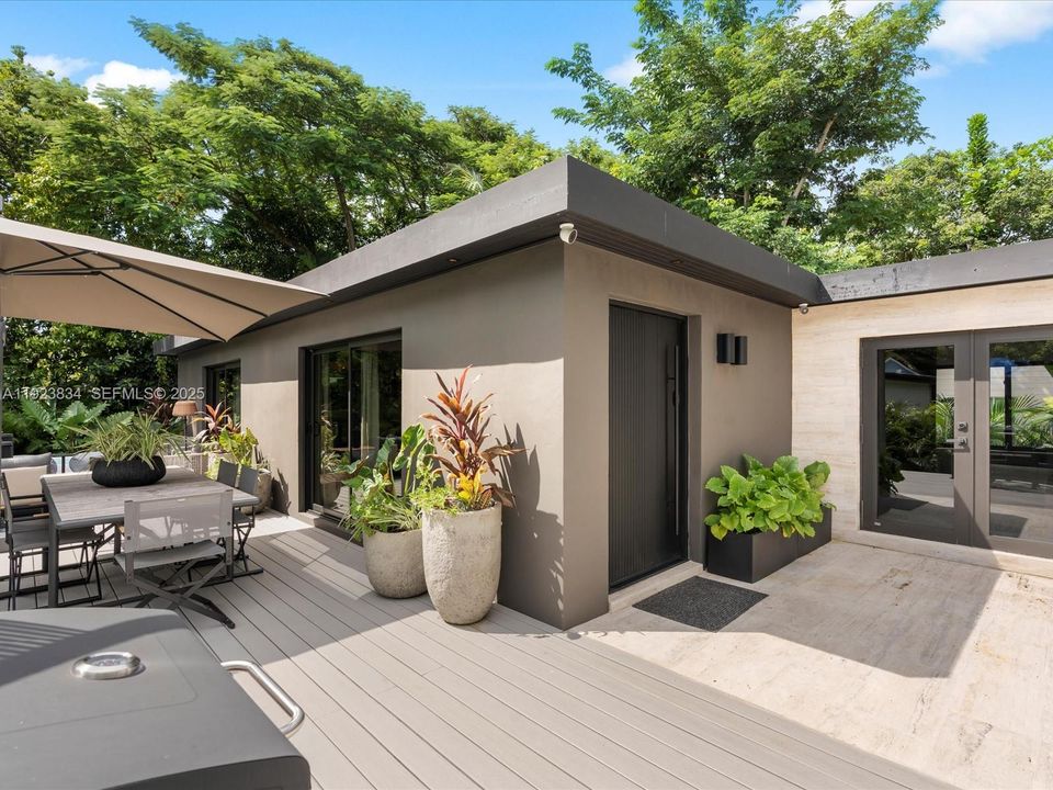 For Sale: $2,480,000 (2 beds, 3 baths, 1094 Square Feet)