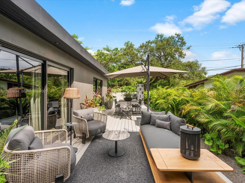 For Sale: $2,480,000 (2 beds, 3 baths, 1094 Square Feet)