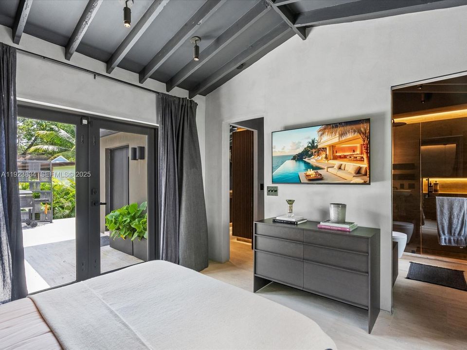 For Sale: $2,480,000 (2 beds, 3 baths, 1094 Square Feet)