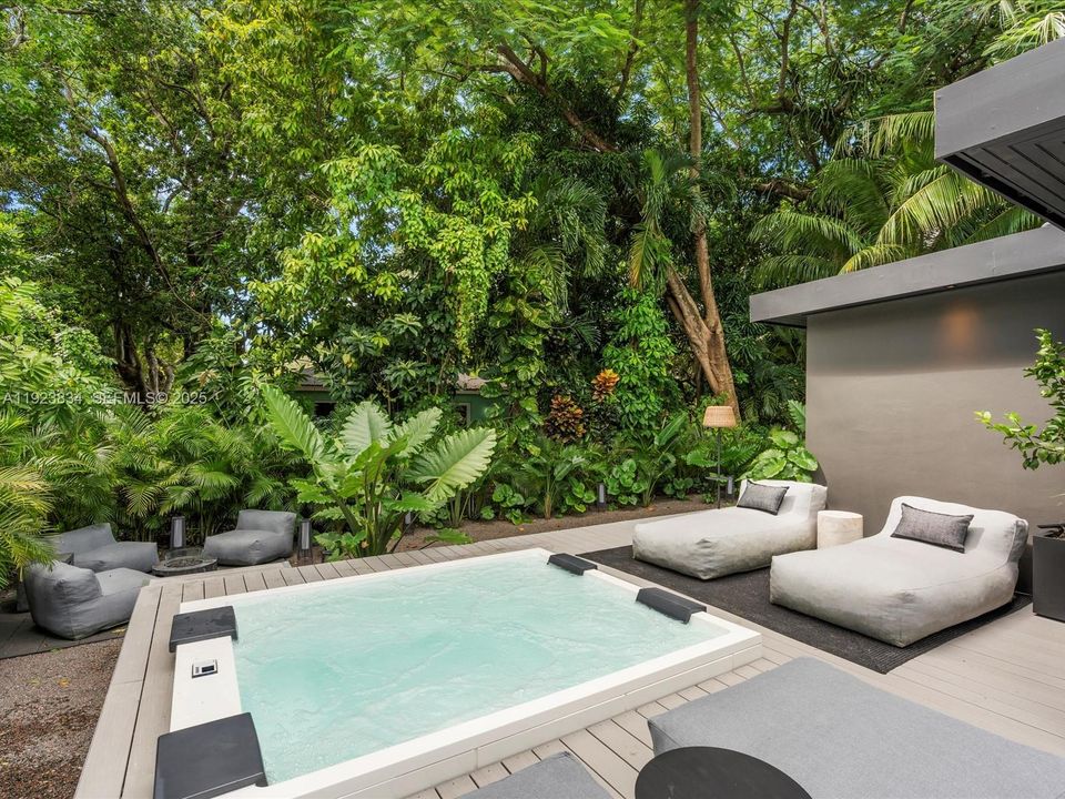 For Sale: $2,480,000 (2 beds, 3 baths, 1094 Square Feet)