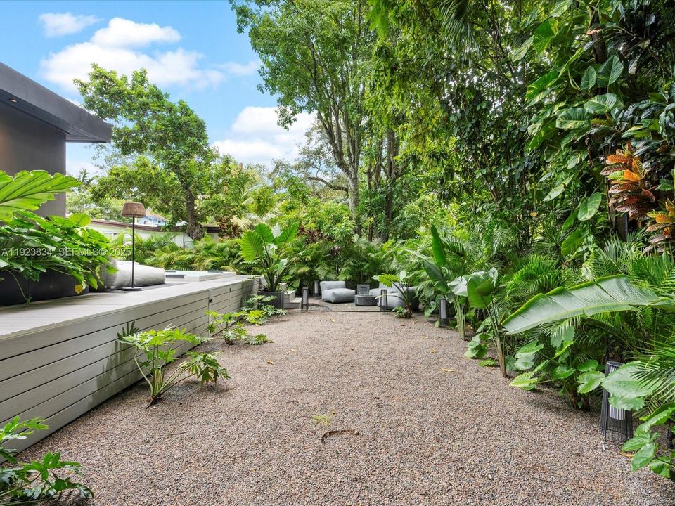 For Sale: $2,480,000 (2 beds, 3 baths, 1094 Square Feet)