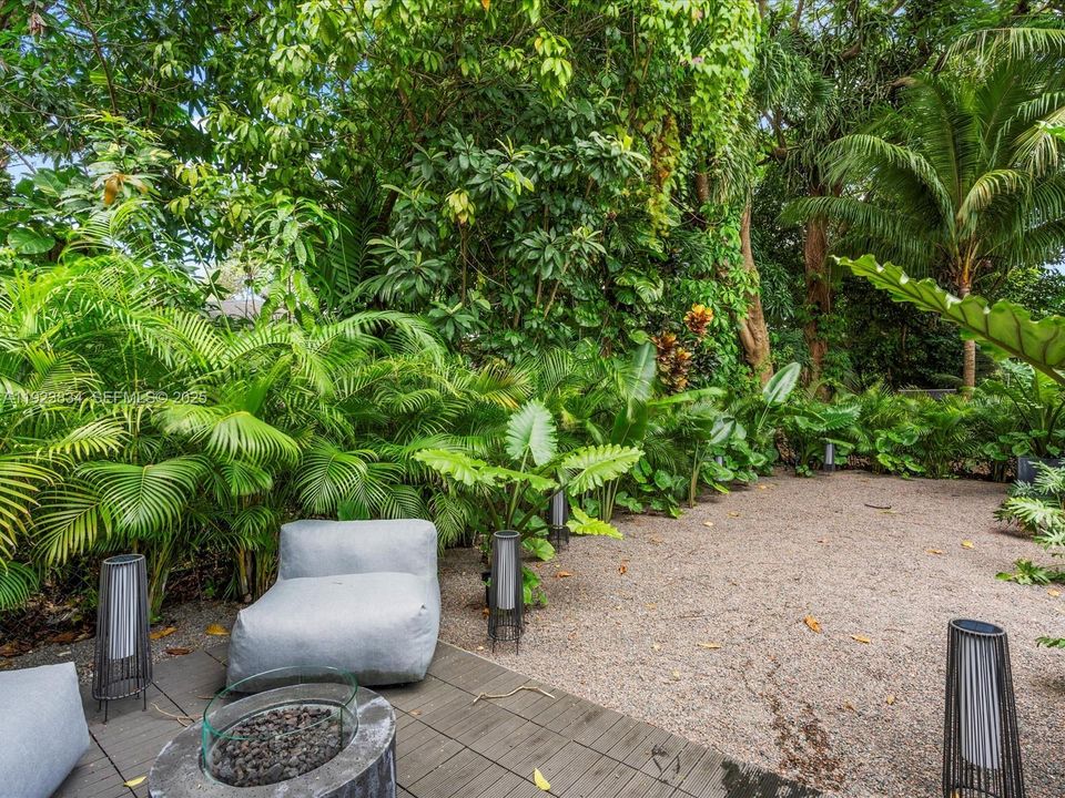 For Sale: $2,480,000 (2 beds, 3 baths, 1094 Square Feet)