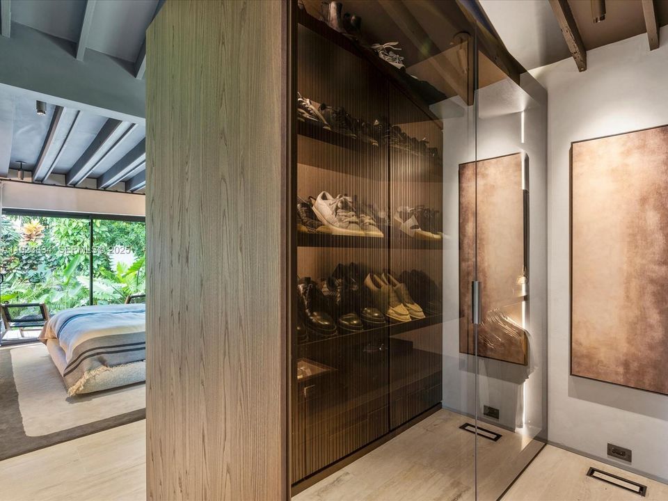 For Sale: $2,480,000 (2 beds, 3 baths, 1094 Square Feet)