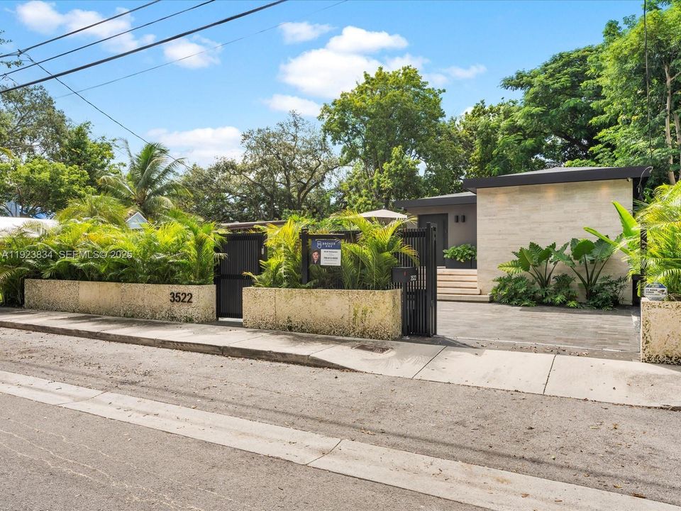 For Sale: $2,480,000 (2 beds, 3 baths, 1094 Square Feet)