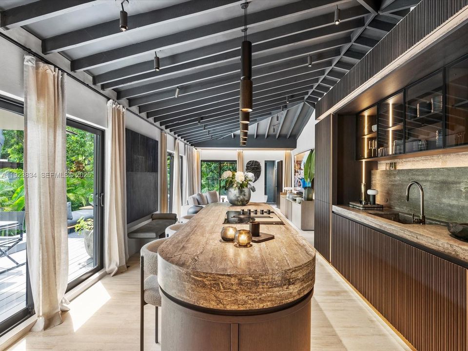 For Sale: $2,480,000 (2 beds, 3 baths, 1094 Square Feet)