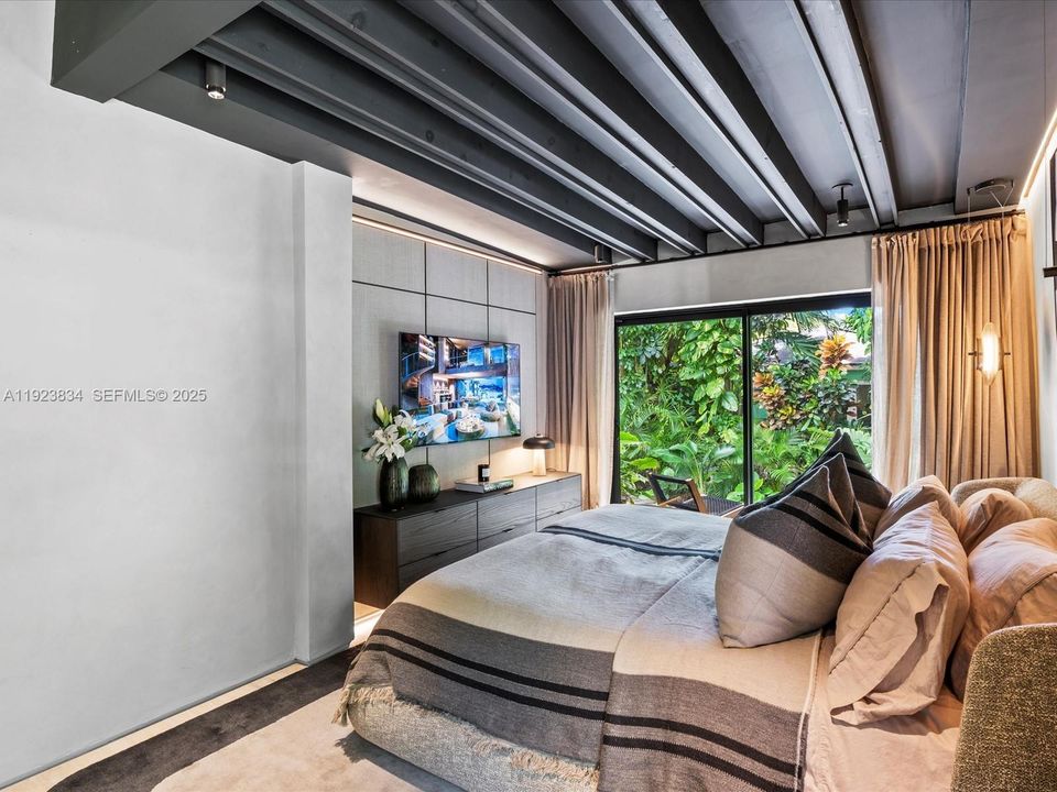 For Sale: $2,480,000 (2 beds, 3 baths, 1094 Square Feet)