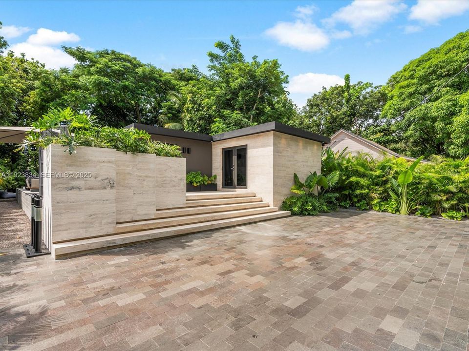 For Sale: $2,480,000 (2 beds, 3 baths, 1094 Square Feet)