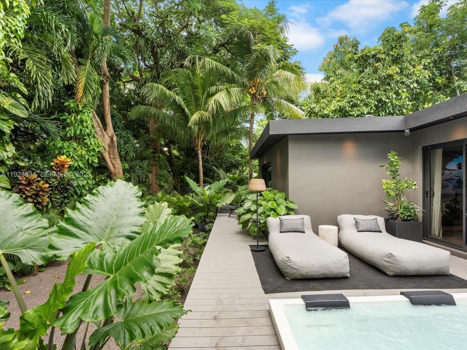 For Sale: $2,480,000 (2 beds, 3 baths, 1094 Square Feet)