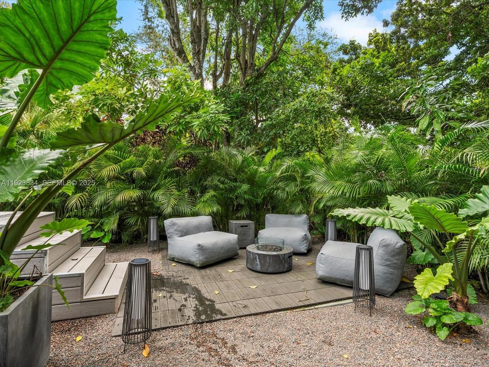 For Sale: $2,480,000 (2 beds, 3 baths, 1094 Square Feet)