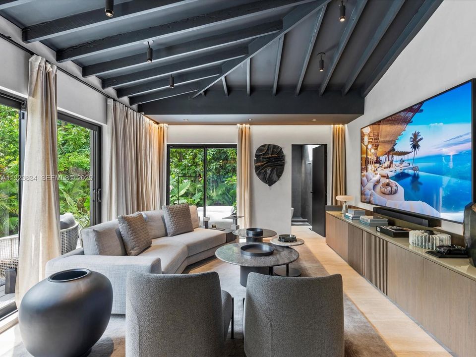 For Sale: $2,480,000 (2 beds, 3 baths, 1094 Square Feet)