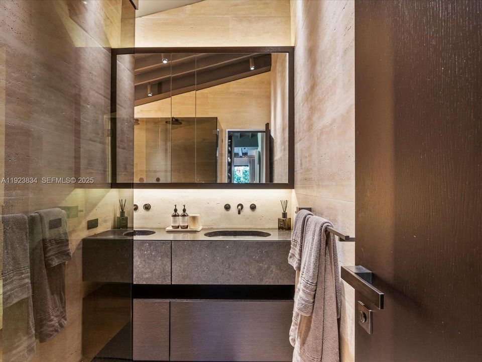 For Sale: $2,480,000 (2 beds, 3 baths, 1094 Square Feet)