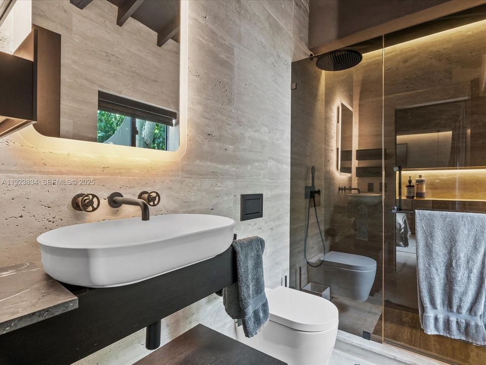 For Sale: $2,480,000 (2 beds, 3 baths, 1094 Square Feet)