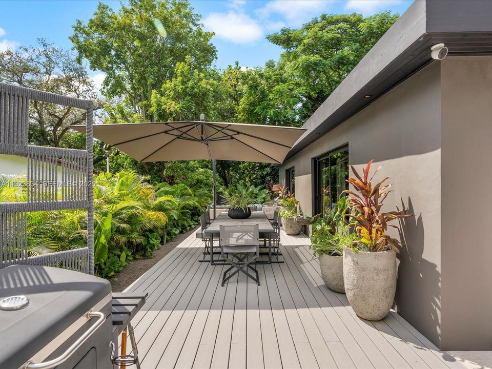 For Sale: $2,480,000 (2 beds, 3 baths, 1094 Square Feet)