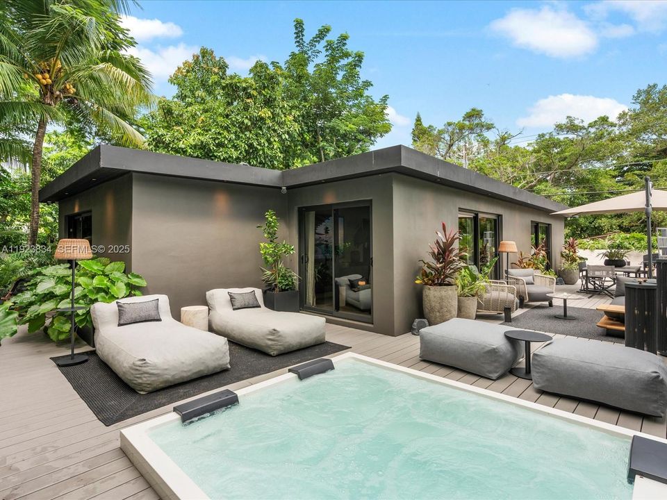 For Sale: $2,480,000 (2 beds, 3 baths, 1094 Square Feet)