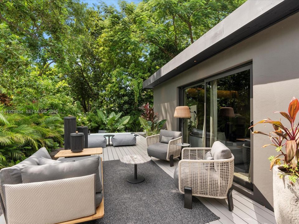 For Sale: $2,480,000 (2 beds, 3 baths, 1094 Square Feet)