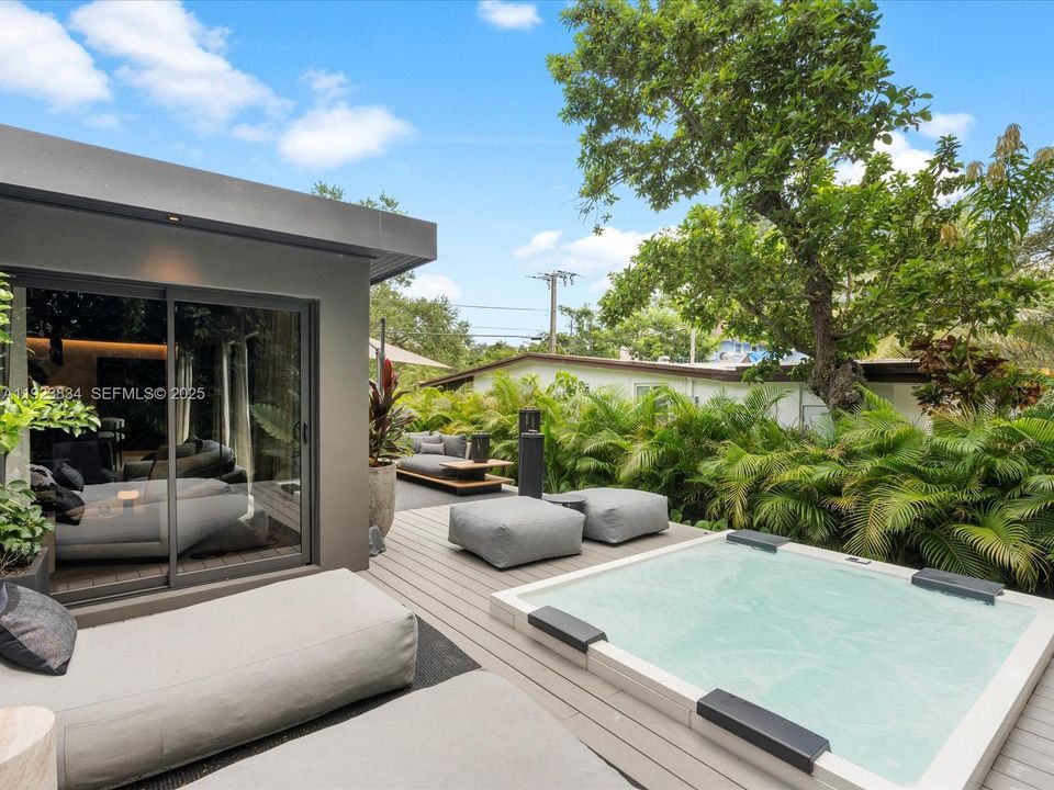 For Sale: $2,480,000 (2 beds, 3 baths, 1094 Square Feet)