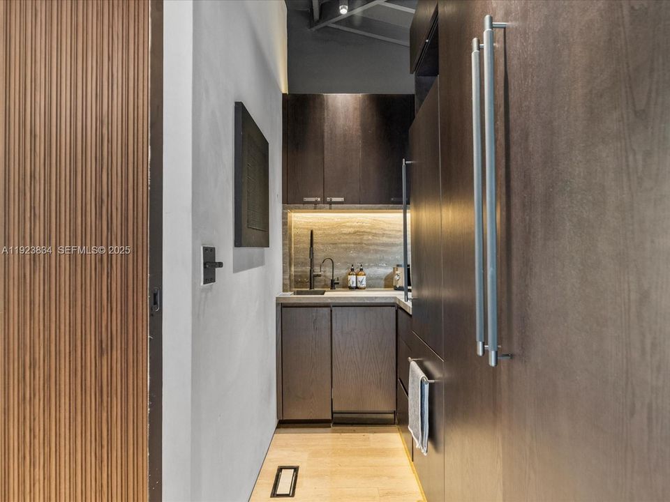 For Sale: $2,480,000 (2 beds, 3 baths, 1094 Square Feet)