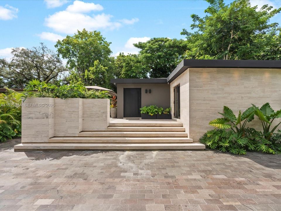 For Sale: $2,480,000 (2 beds, 3 baths, 1094 Square Feet)