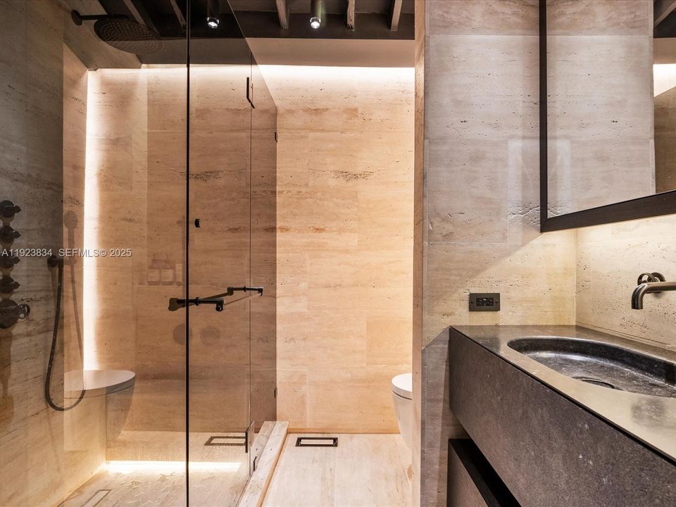 For Sale: $2,480,000 (2 beds, 3 baths, 1094 Square Feet)