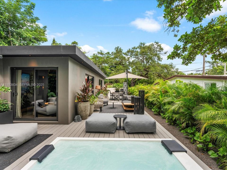 For Sale: $2,480,000 (2 beds, 3 baths, 1094 Square Feet)