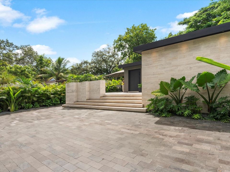 For Sale: $2,480,000 (2 beds, 3 baths, 1094 Square Feet)