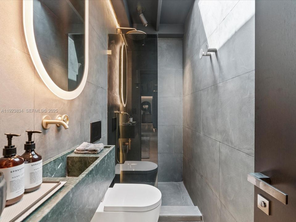 For Sale: $2,480,000 (2 beds, 3 baths, 1094 Square Feet)