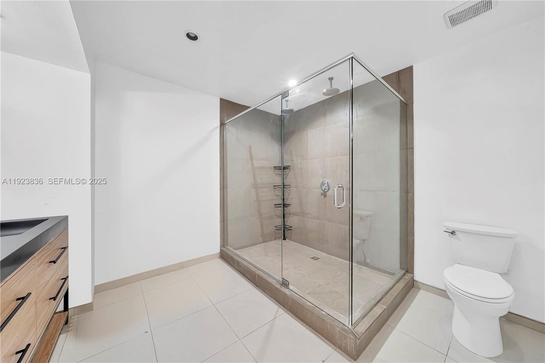 For Rent: $2,600 (2 beds, 2 baths, 1330 Square Feet)