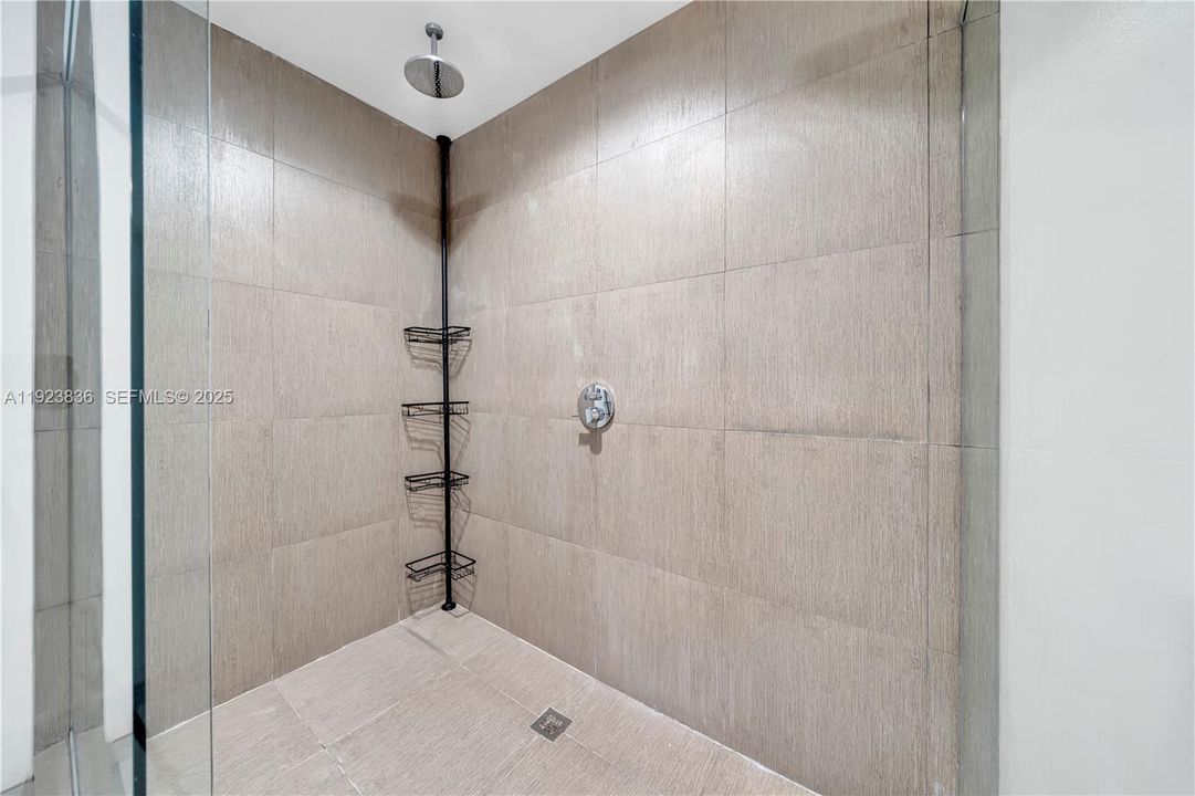 For Rent: $2,600 (2 beds, 2 baths, 1330 Square Feet)