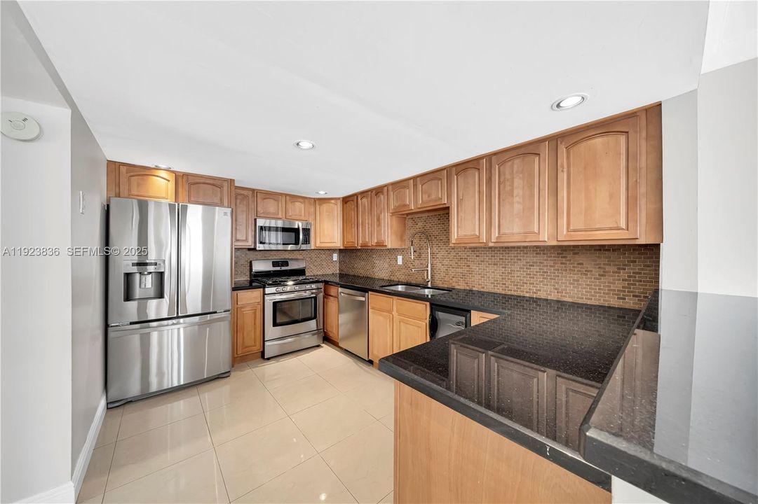 For Rent: $2,600 (2 beds, 2 baths, 1330 Square Feet)