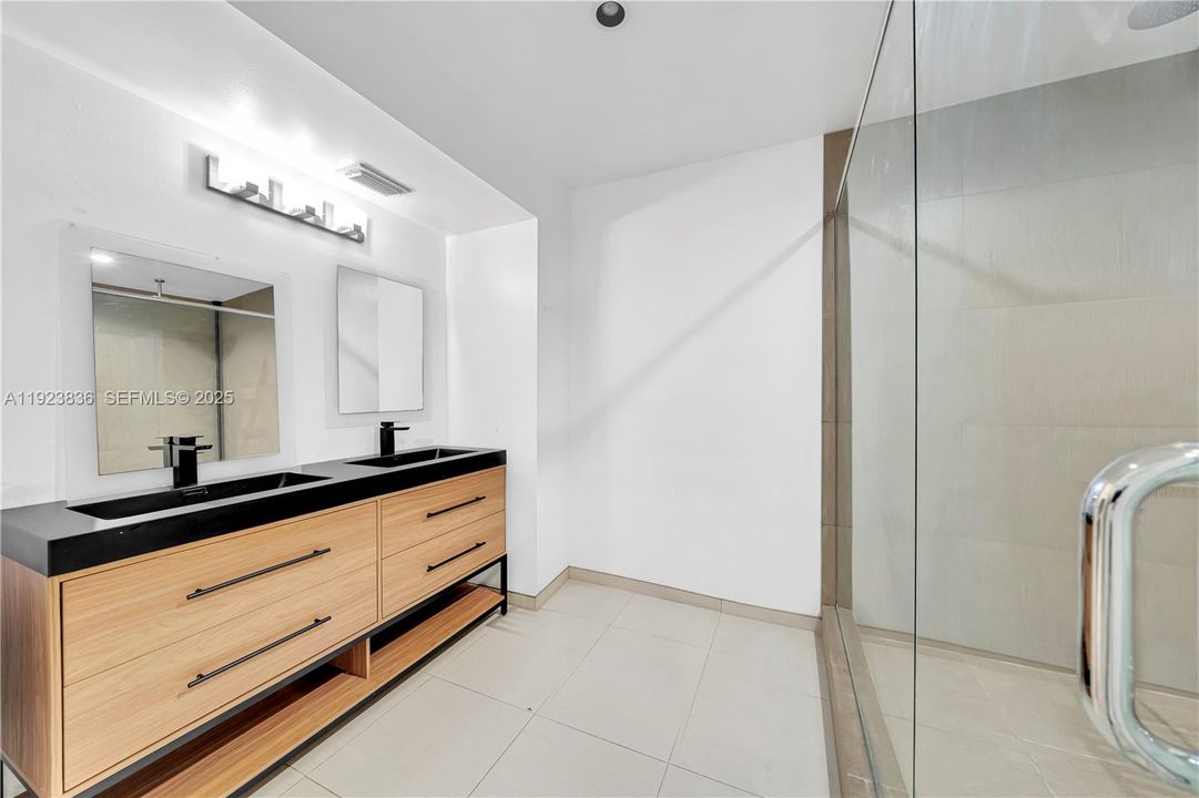 For Rent: $2,600 (2 beds, 2 baths, 1330 Square Feet)