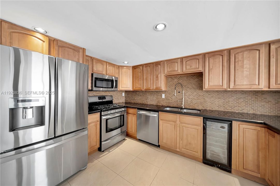 For Rent: $2,600 (2 beds, 2 baths, 1330 Square Feet)