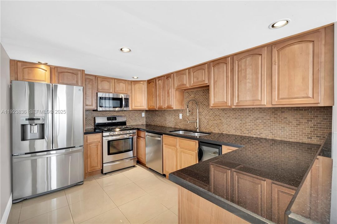 For Rent: $2,600 (2 beds, 2 baths, 1330 Square Feet)