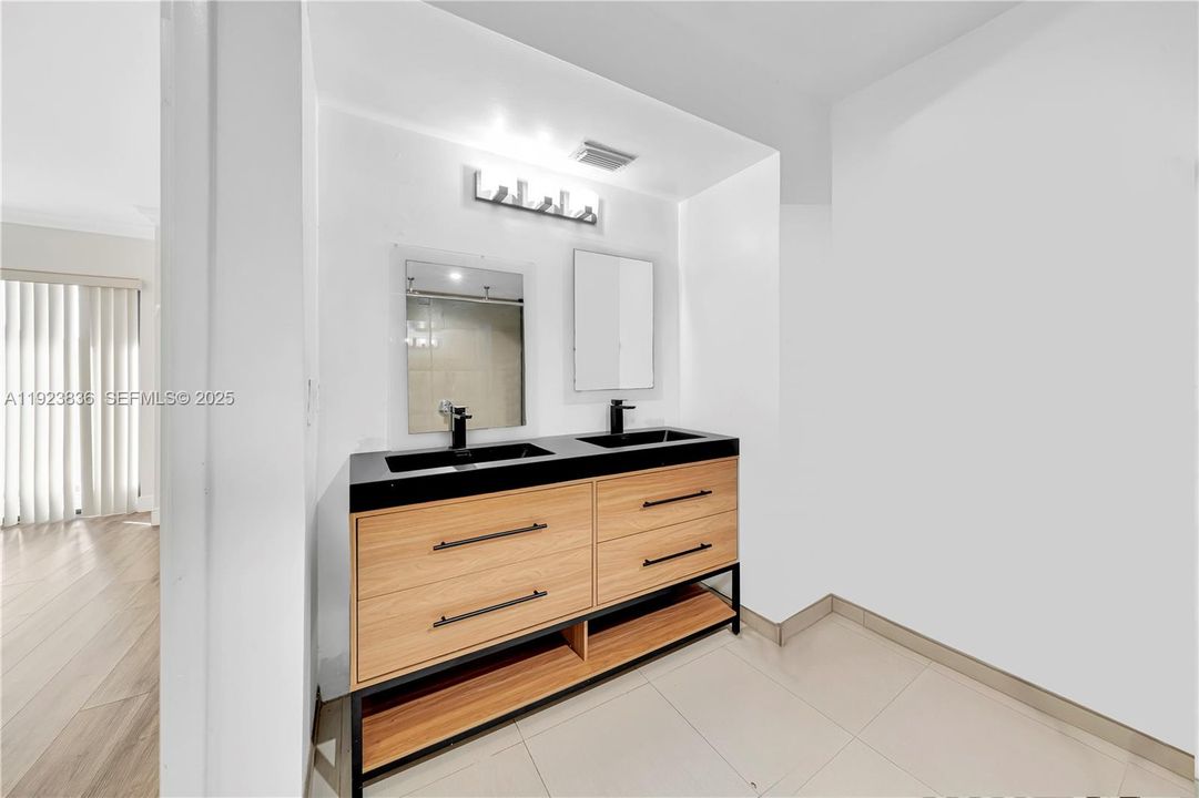 For Rent: $2,600 (2 beds, 2 baths, 1330 Square Feet)