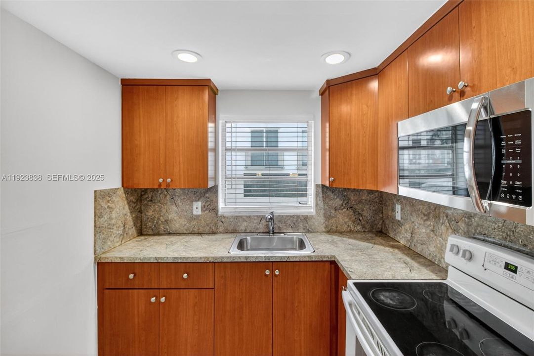 Active With Contract: $2,800 (3 beds, 2 baths, 0 Square Feet)