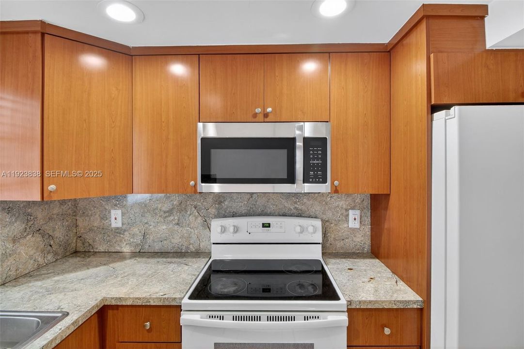 Active With Contract: $2,800 (3 beds, 2 baths, 0 Square Feet)