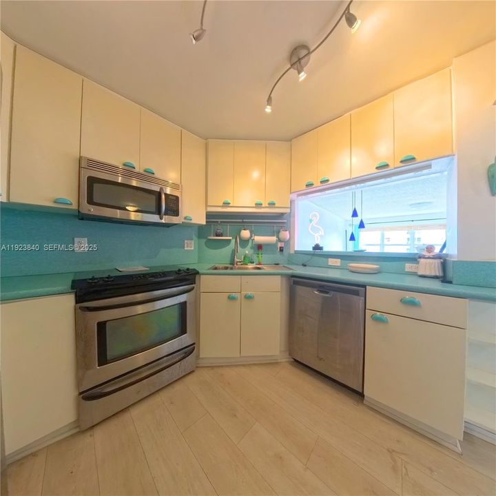 待售: $324,999 (1 贝兹, 1 浴室, 846 平方英尺)